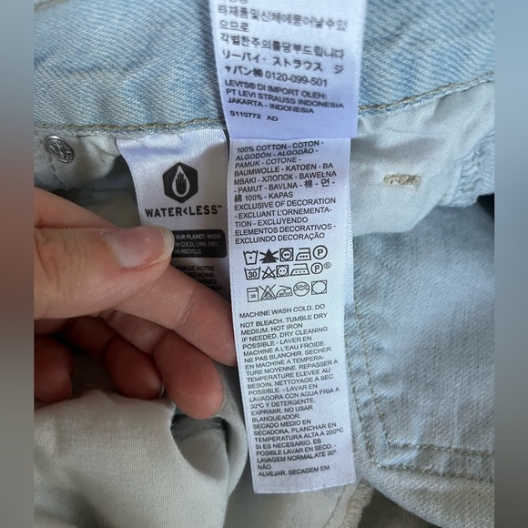 Levi’s Light Wash High Waisted Mom Distressed Jean Shorts Women’s Size 31/12 - Picture 13 of 14